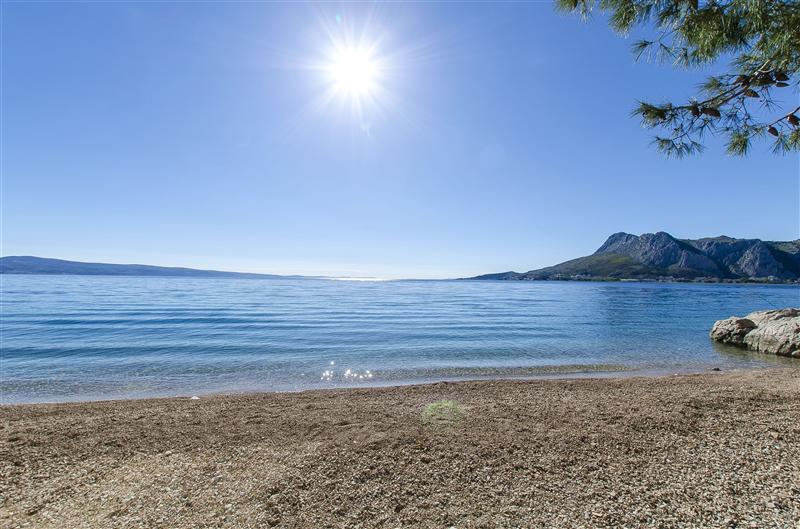 5 bedroom beachfront villa with heated pool near Omis, sleeps 9