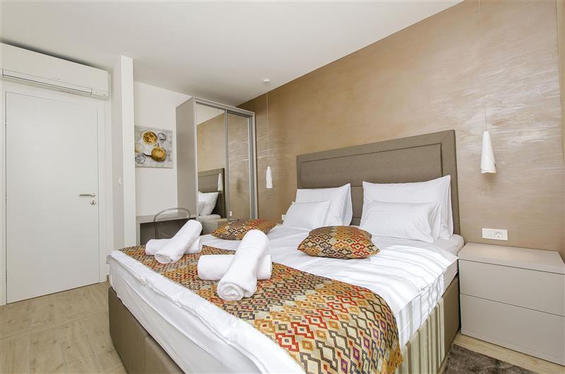 5 bedroom beachfront villa with heated pool near Omis, sleeps 9