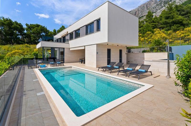 5 bedroom beachfront villa with heated pool near Omis, sleeps 9