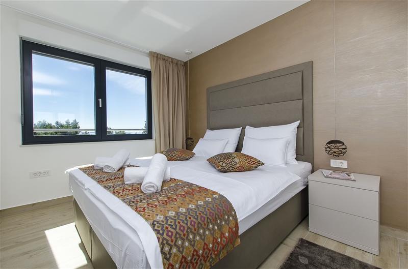 5 bedroom beachfront villa with heated pool near Omis, sleeps 9