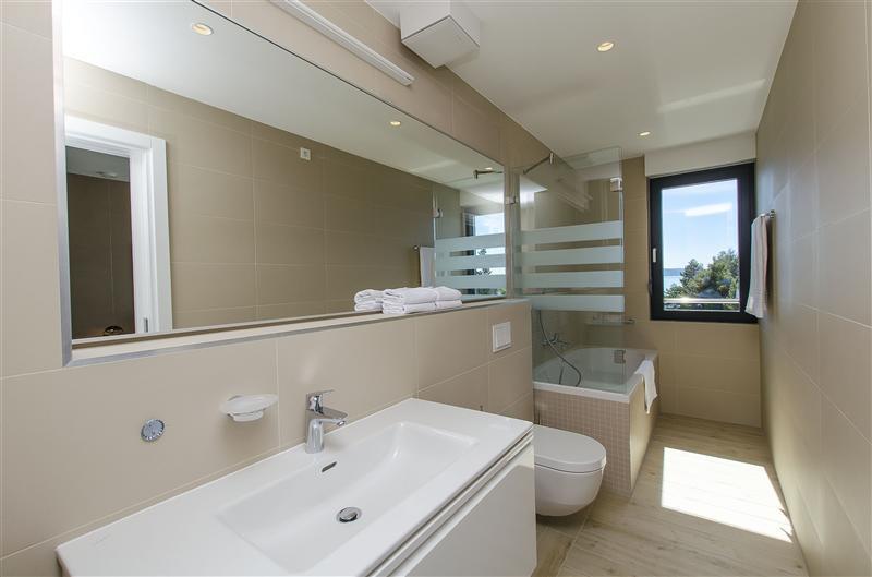 5 bedroom beachfront villa with heated pool near Omis, sleeps 9