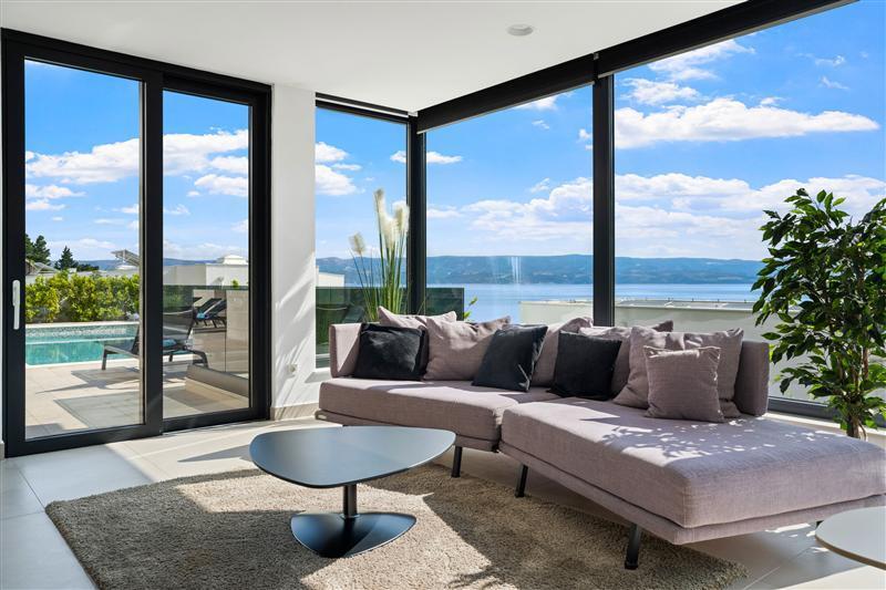 Beachfront villa in Omis, photograph 6