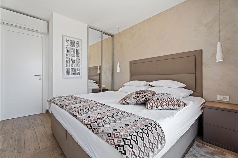 5 bedroom beachfront villa with heated pool near Omis, sleeps 9