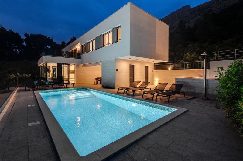 5 bedroom beachfront villa with heated pool near Omis, sleeps 9