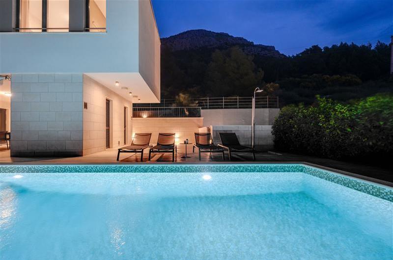 5 bedroom beachfront villa with heated pool near Omis, sleeps 9
