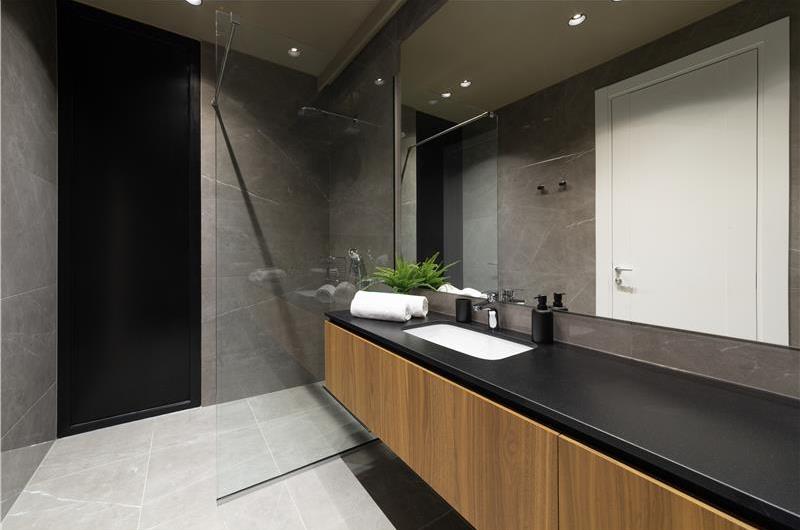 Luxury 5-Bedroom Sea-View Villa with Heated Infinity Pool in Orasac near Dubrovnik – Sleeps 10