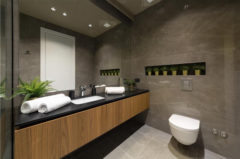 Luxury 5-Bedroom Sea-View Villa with Heated Infinity Pool in Orasac near Dubrovnik – Sleeps 10