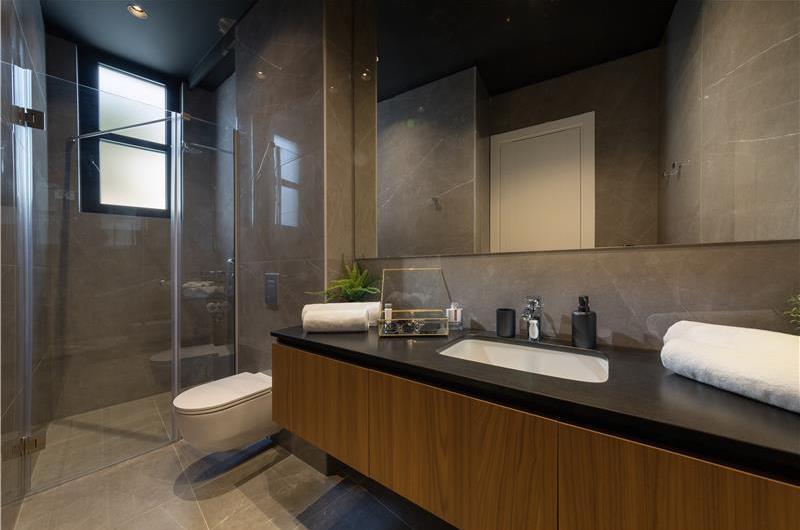 Luxury 5-Bedroom Sea-View Villa with Heated Infinity Pool in Orasac near Dubrovnik – Sleeps 10