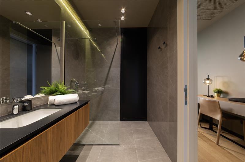 Luxury 5-Bedroom Sea-View Villa with Heated Infinity Pool in Orasac near Dubrovnik – Sleeps 10