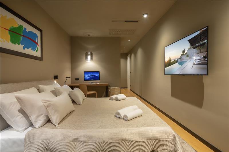 Luxury 5-Bedroom Sea-View Villa with Heated Infinity Pool in Orasac near Dubrovnik – Sleeps 10