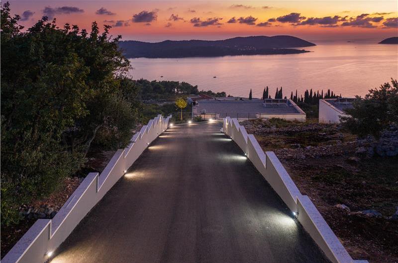 Luxury 5-Bedroom Sea-View Villa with Heated Infinity Pool in Orasac near Dubrovnik – Sleeps 10