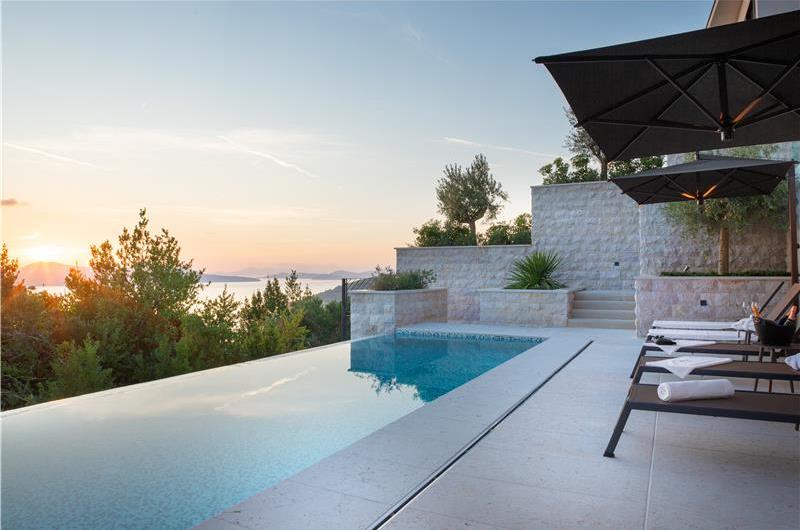 Luxury 5-Bedroom Sea-View Villa with Heated Infinity Pool in Orasac near Dubrovnik – Sleeps 10
