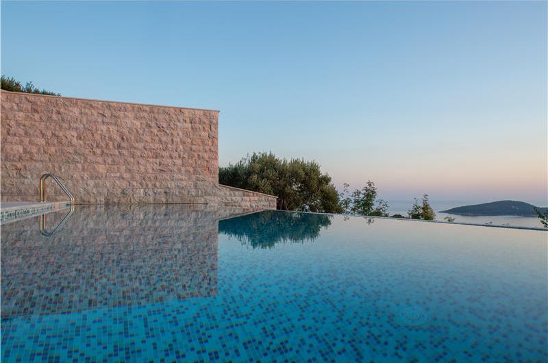 Luxury 5-Bedroom Sea-View Villa with Heated Infinity Pool in Orasac near Dubrovnik – Sleeps 10