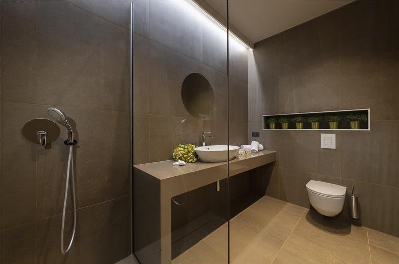 Luxury 5-Bedroom Sea-View Villa with Heated Infinity Pool in Orasac near Dubrovnik – Sleeps 10