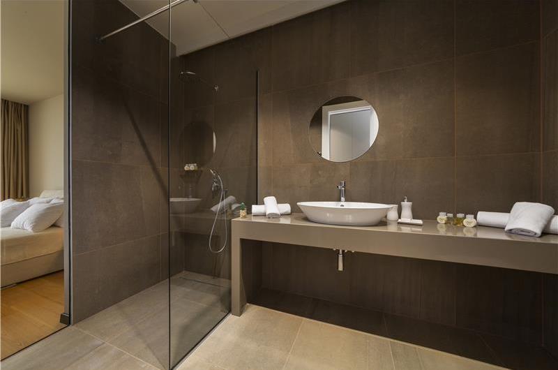 Luxury 5-Bedroom Sea-View Villa with Heated Infinity Pool in Orasac near Dubrovnik – Sleeps 10