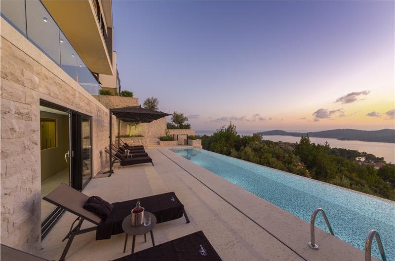Luxury 5-Bedroom Sea-View Villa with Heated Infinity Pool in Orasac near Dubrovnik – Sleeps 10