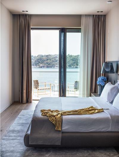 5-Bedroom Beachfront Villa with Heated Infinity Pool and Elevator near Dubrovnik – Sleeps 10