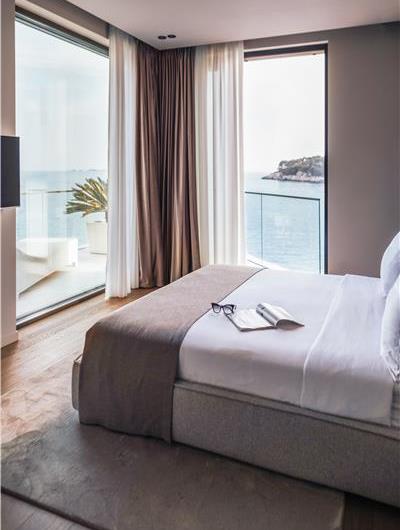 5-Bedroom Beachfront Villa with Heated Infinity Pool and Elevator near Dubrovnik – Sleeps 10