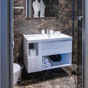 5-Bedroom Beachfront Villa with Heated Infinity Pool and Elevator near Dubrovnik – Sleeps 10