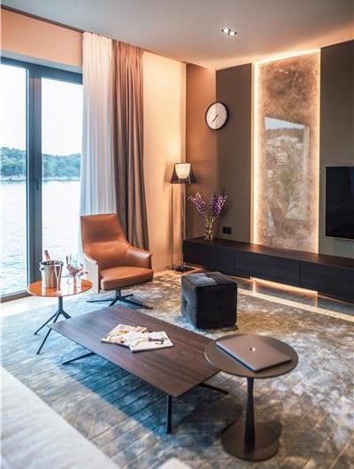 5-Bedroom Beachfront Villa with Heated Infinity Pool and Elevator near Dubrovnik – Sleeps 10