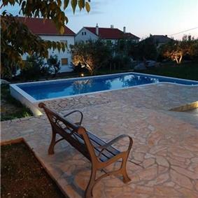 3-Bedroom Villa with Pool, Garden and Sea View near Split City – Sleeps 7