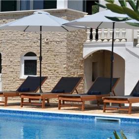 3-Bedroom Villa with Pool, Garden and Sea View near Split City – Sleeps 7