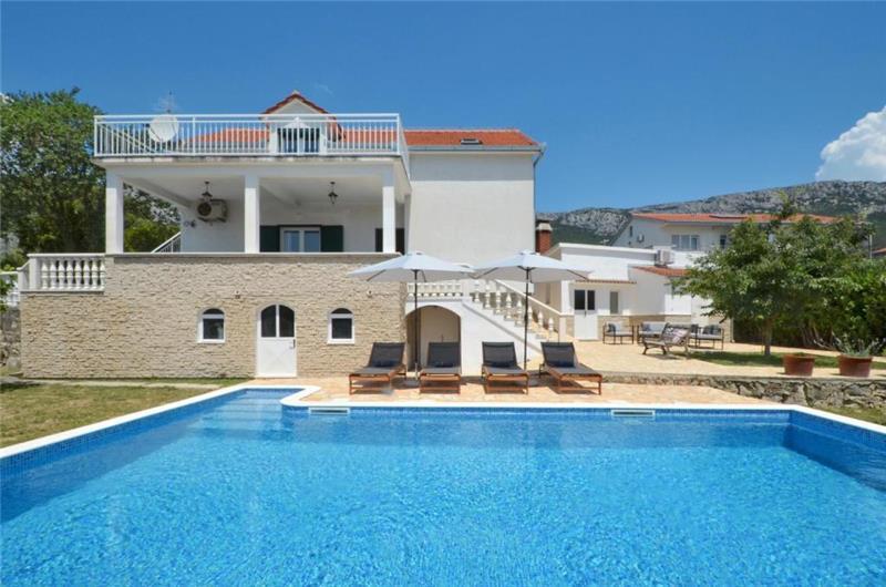 3-Bedroom Villa with Pool, Garden and Sea View near Split City – Sleeps 7