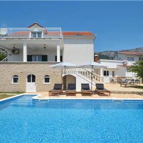 3-Bedroom Villa with Pool, Garden and Sea View near Split City – Sleeps 7