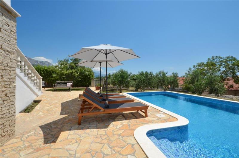 3-Bedroom Villa with Pool, Garden and Sea View near Split City – Sleeps 7