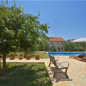 3-Bedroom Villa with Pool, Garden and Sea View near Split City – Sleeps 7
