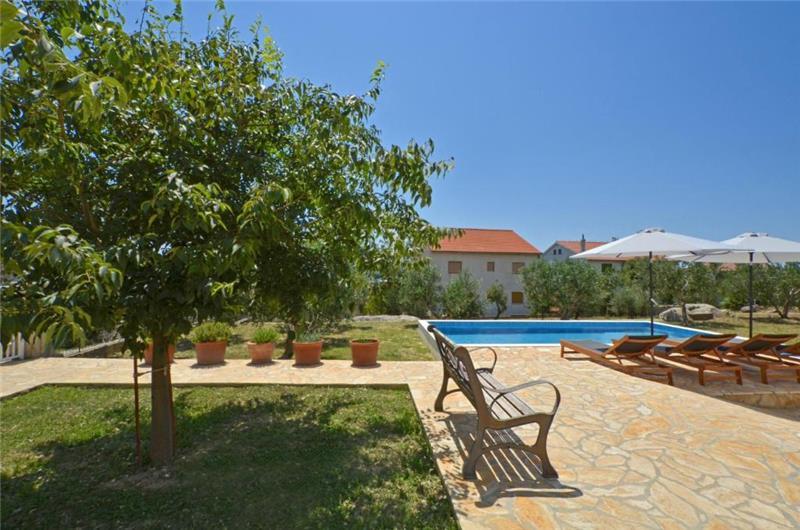 3-Bedroom Villa with Pool, Garden and Sea View near Split City – Sleeps 7