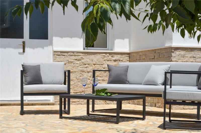 3-Bedroom Villa with Pool, Garden and Sea View near Split City – Sleeps 7