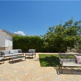 3-Bedroom Villa with Pool, Garden and Sea View near Split City – Sleeps 7