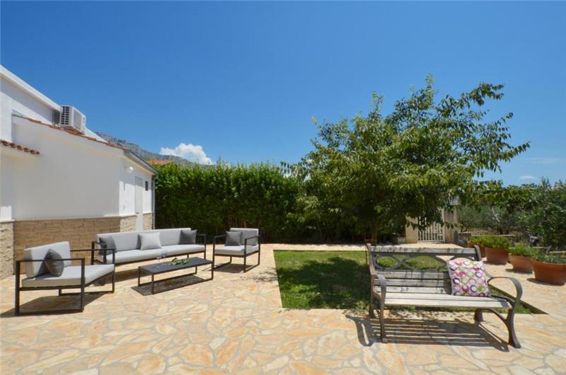 3-Bedroom Villa with Pool, Garden and Sea View near Split City – Sleeps 7