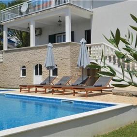 3-Bedroom Villa with Pool, Garden and Sea View near Split City – Sleeps 7