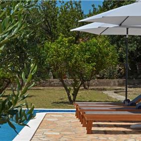 3-Bedroom Villa with Pool, Garden and Sea View near Split City – Sleeps 7