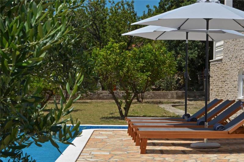 3-Bedroom Villa with Pool, Garden and Sea View near Split City – Sleeps 7