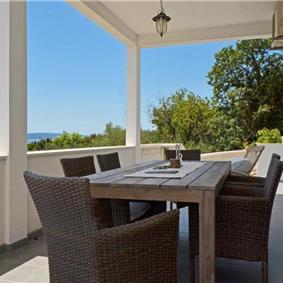 3-Bedroom Villa with Pool, Garden and Sea View near Split City – Sleeps 7