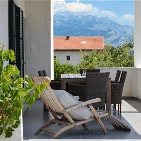 3-Bedroom Villa with Pool, Garden and Sea View near Split City – Sleeps 7