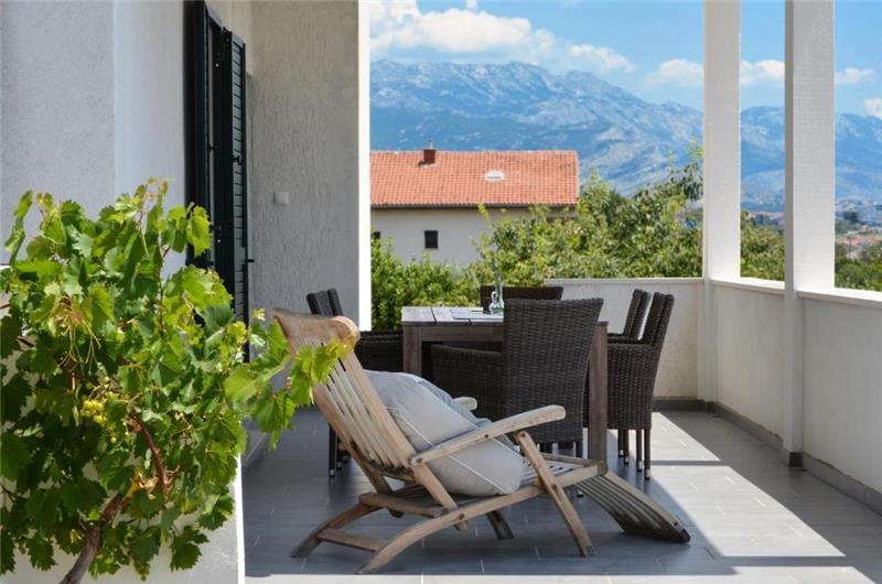 3-Bedroom Villa with Pool, Garden and Sea View near Split City – Sleeps 7