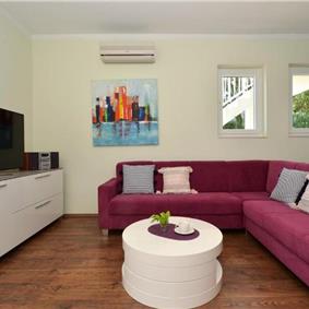 3-Bedroom Villa with Pool, Garden and Sea View near Split City – Sleeps 7