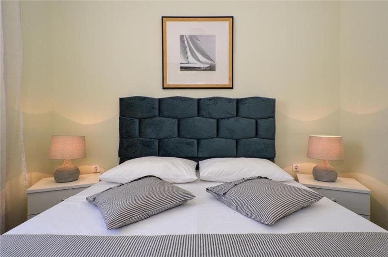 3-Bedroom Villa with Pool, Garden and Sea View near Split City – Sleeps 7