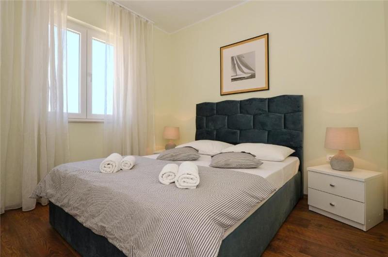 3-Bedroom Villa with Pool, Garden and Sea View near Split City – Sleeps 7