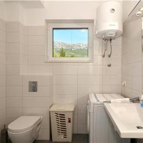 3-Bedroom Villa with Pool, Garden and Sea View near Split City – Sleeps 7