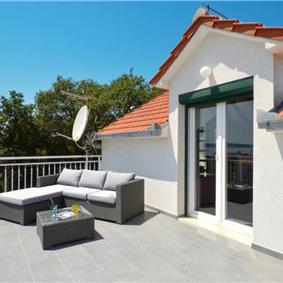 3-Bedroom Villa with Pool, Garden and Sea View near Split City – Sleeps 7