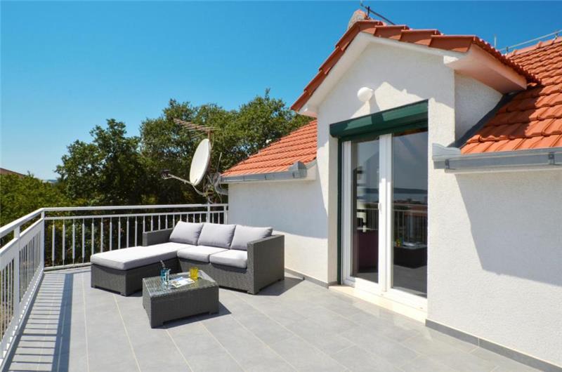 3-Bedroom Villa with Pool, Garden and Sea View near Split City – Sleeps 7