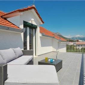 3-Bedroom Villa with Pool, Garden and Sea View near Split City – Sleeps 7
