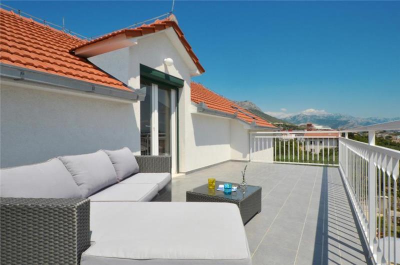 3-Bedroom Villa with Pool, Garden and Sea View near Split City – Sleeps 7