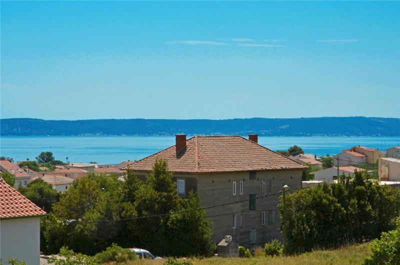 3-Bedroom Villa with Pool, Garden and Sea View near Split City – Sleeps 7