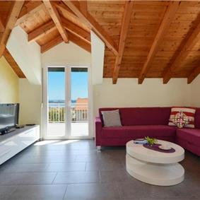 3-Bedroom Villa with Pool, Garden and Sea View near Split City – Sleeps 7